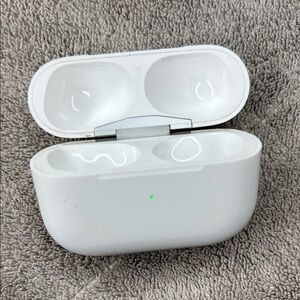 Apple White Wireless Earbuds Charger Case